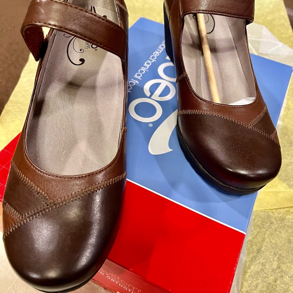 Abeo brand wedge heel shoes